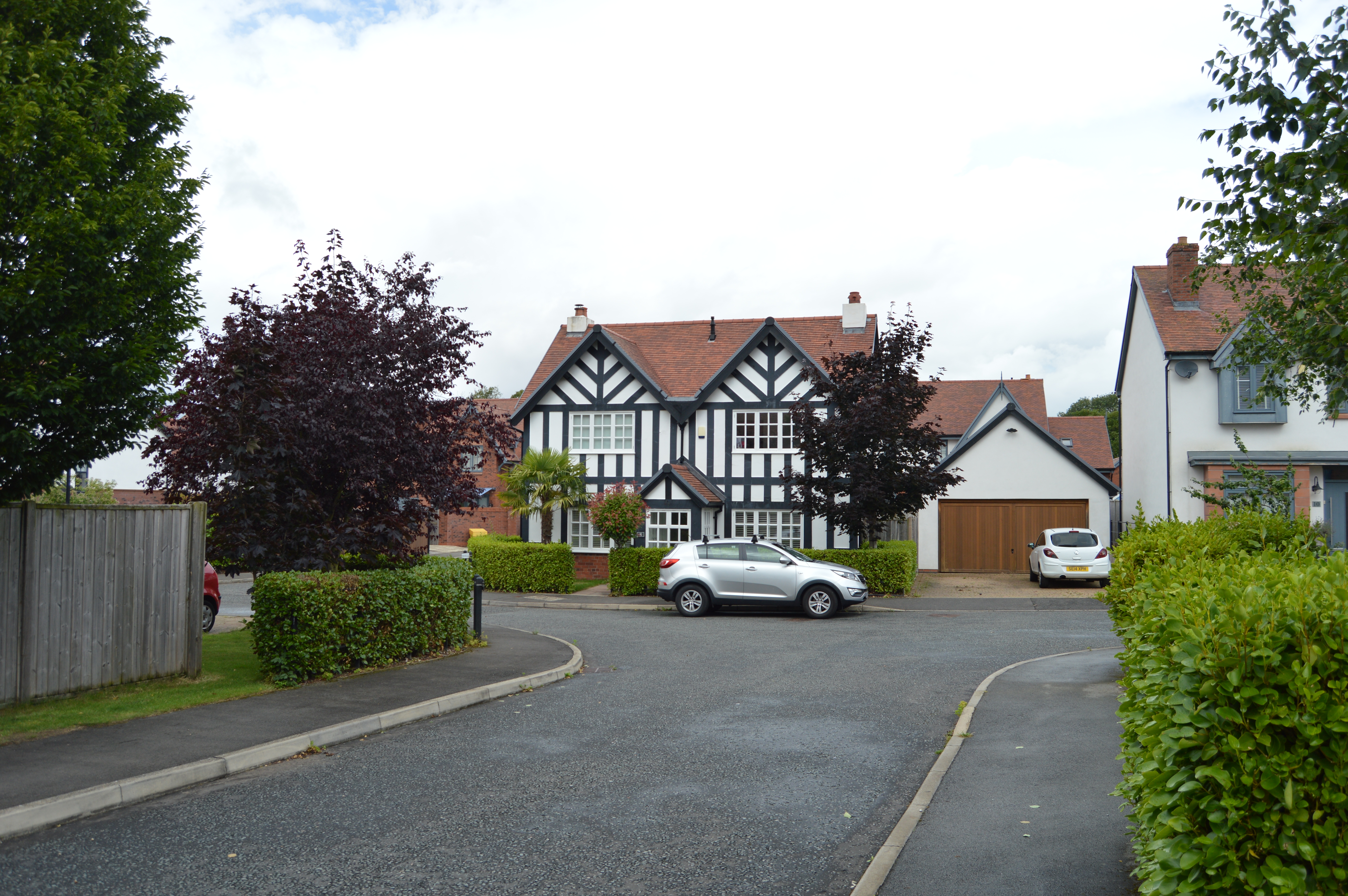 Fig 5.26 An existing mock-tudor dwelling is retained as a marker building within a new housing development, Parkgate. 