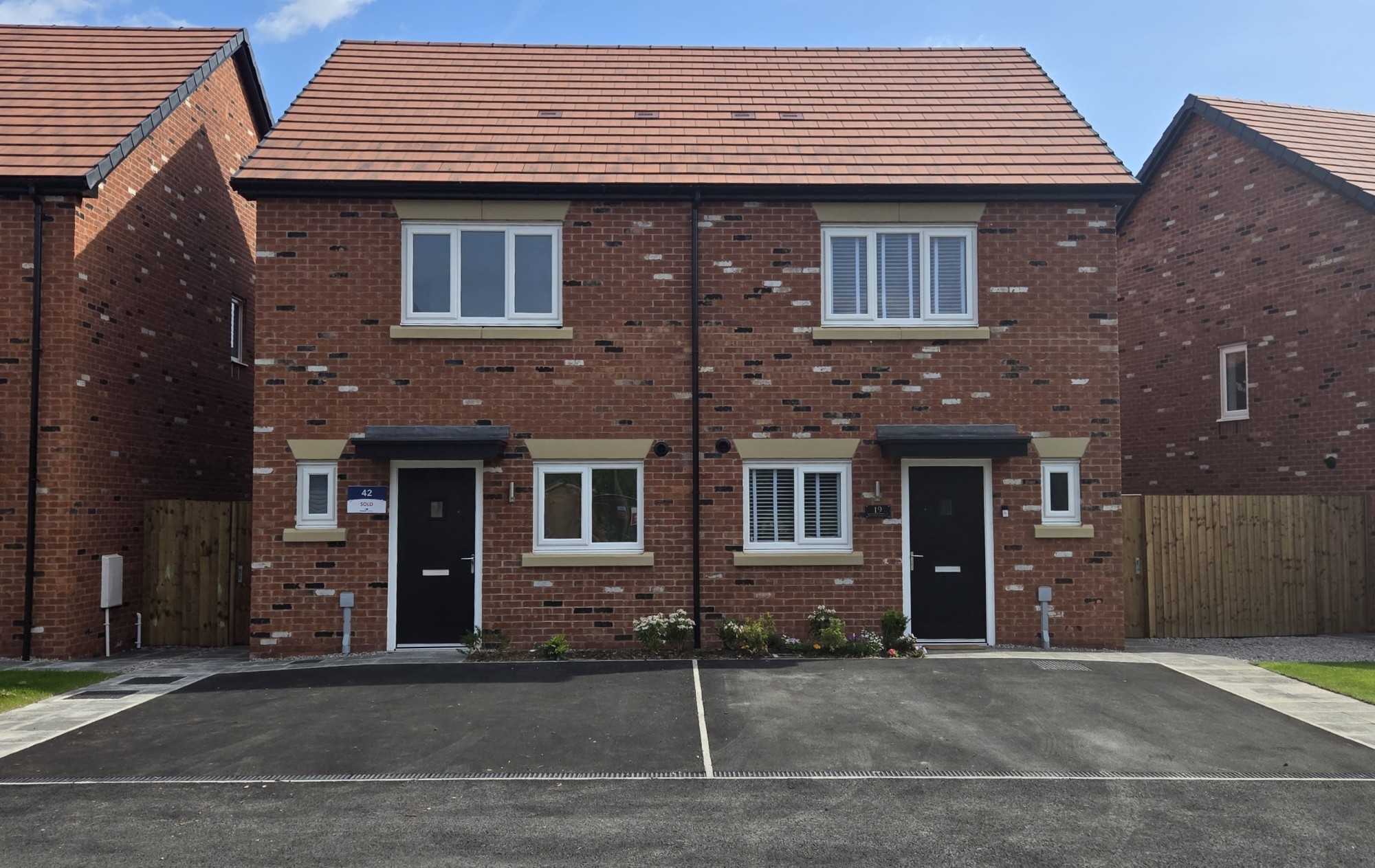 Spotty Multi-Brick and Buff Heads and Cills image