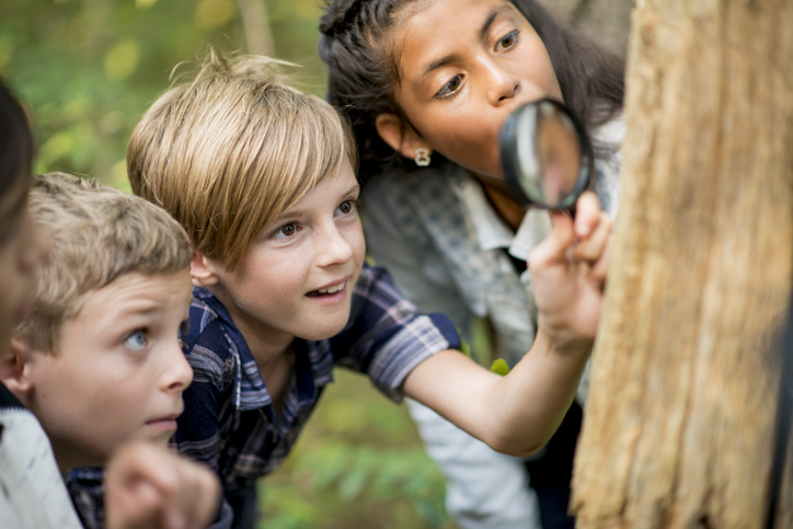 children with a magnify glass