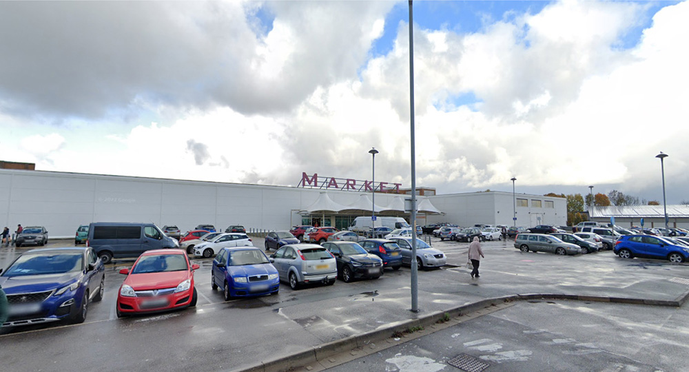 Existing view from the car park towards the entrance.